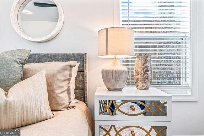 Building Photo - 620 Echo St NW