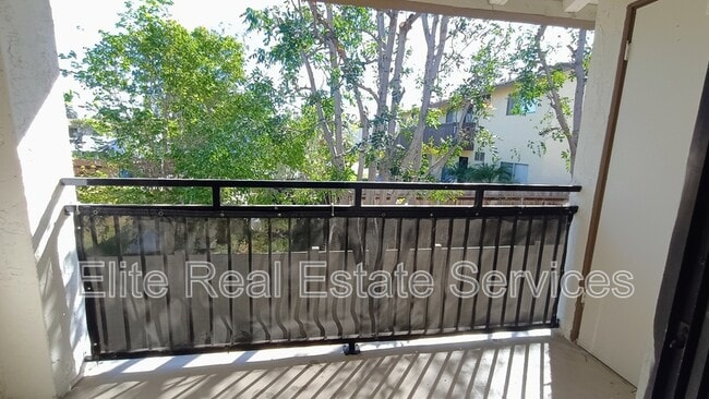 Building Photo - 1013 S Sunshine Ave