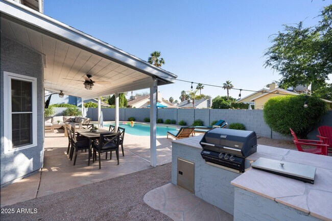 Building Photo - 2826 N Villas Ct