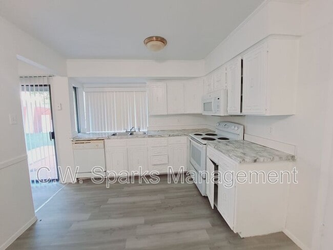 Building Photo - 3517 Hillridge Dr