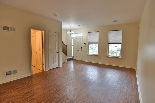 Building Photo - 3 Bedroom Single Family in Midtown with Pa...