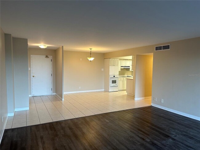 Building Photo - 10355 Paradise Blvd