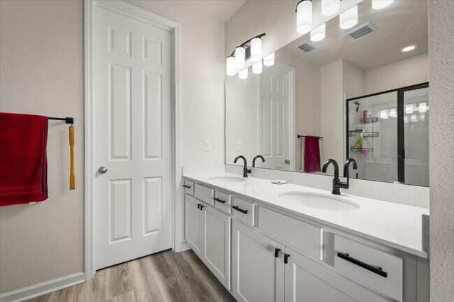 Building Photo - 4 Bedrooms | 2 Bathrooms | Screened Patio ...