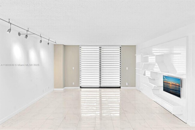 Building Photo - 2500 Parkview Dr