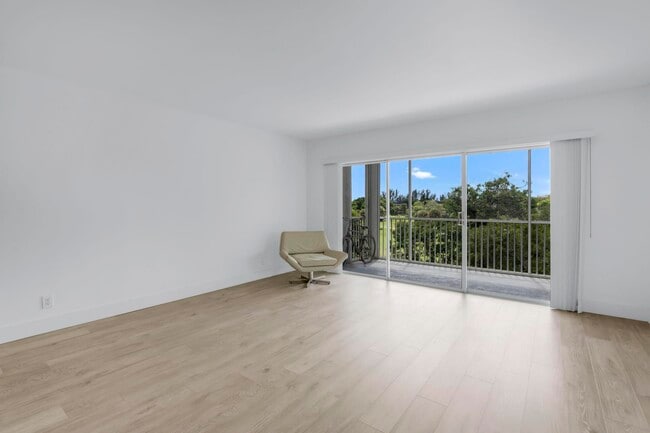 Building Photo - 2800 N Palm Aire Dr