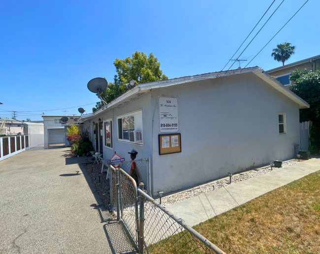 Building Photo - 924 W Angeleno Ave