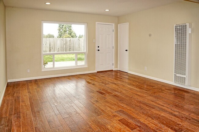 Building Photo - $3,690 / Gorgeous Remolded 3BR/2BA Home in Newark City