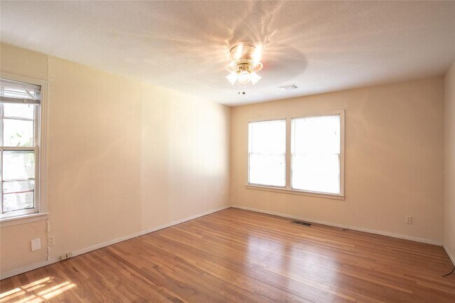 Building Photo - 1811 E 39th St