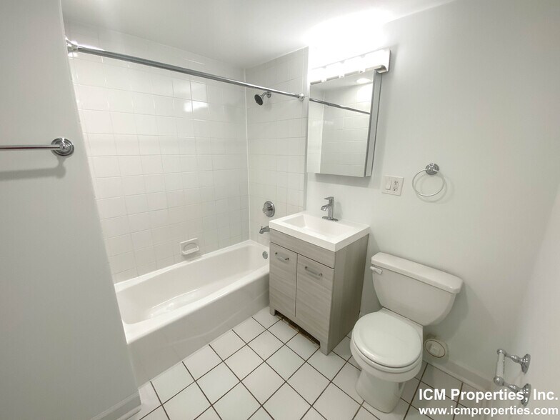 Building Photo - 2452 N Southport Ave