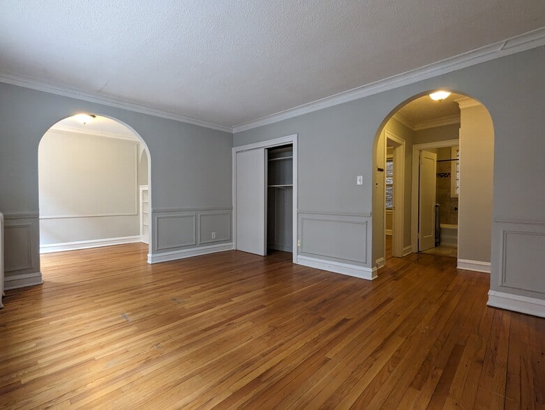 Building Photo - 542 W Surf St