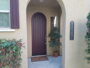 Building Photo - 2 Bedroom with an office!!