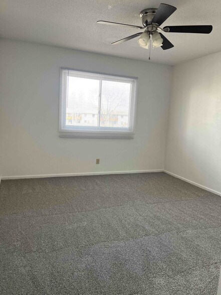 Building Photo - 2013 NW Hickory Ln