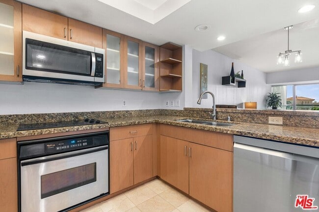 Building Photo - 13700 Marina Pointe Dr
