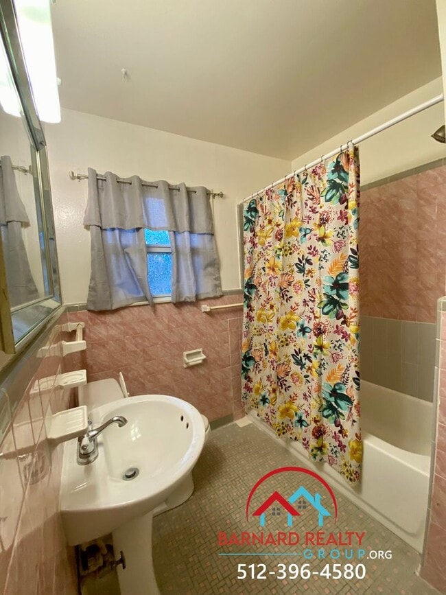 Building Photo - Available Now: 2 bed/1 bath with Fenced Ya...