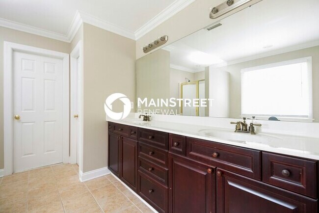 Building Photo - 5 Bedroom Pet-Friendly Home in Charlotte, NC with Main Street Renewal
