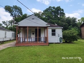Building Photo - Cute and Cozy Home!