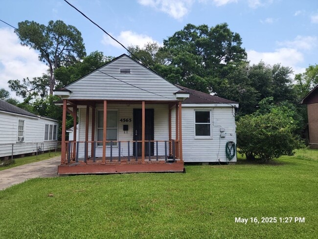 Primary Photo - Cute and Cozy Home!