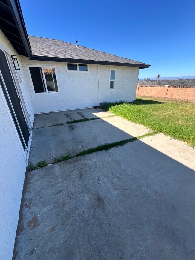 Building Photo - Oxnard - Four bedroom, two bathroom, singl...