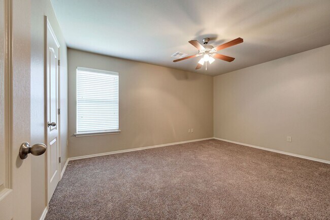 Building Photo - ** $500 Off Move-in Special ** Gorgeous 4 ...