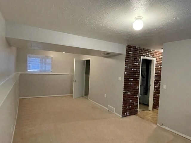 Building Photo - 4640 Dogwood Dr