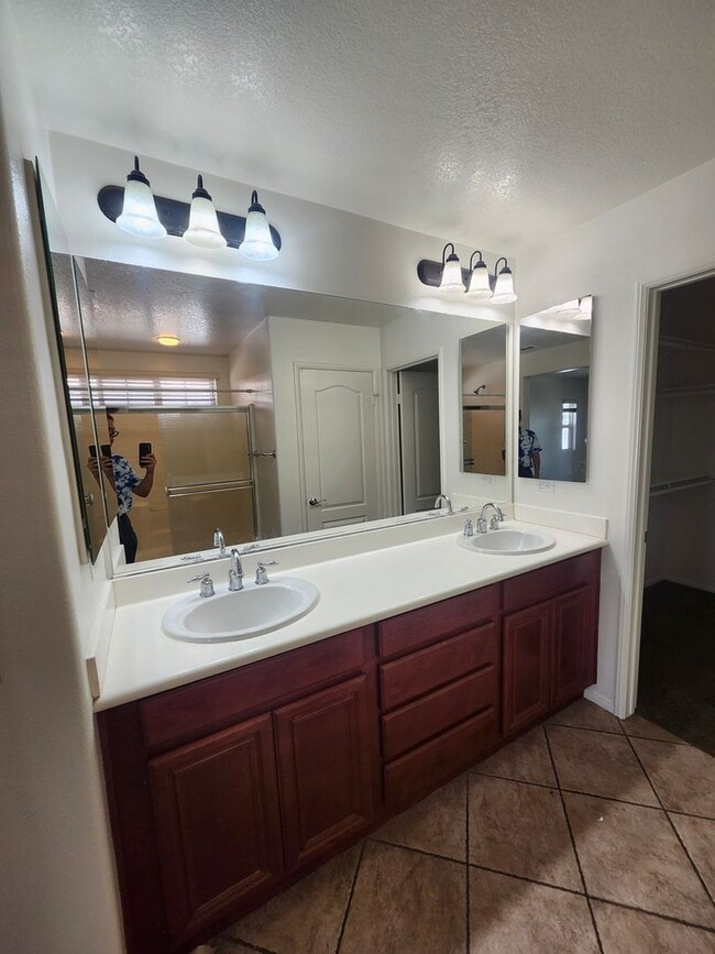 Building Photo - Chino 4 bedroom Beauty
