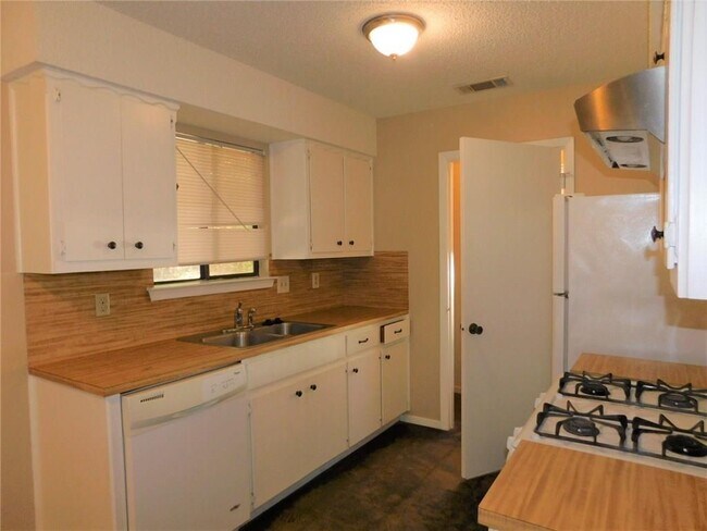 Building Photo - 811 Ramble Ln