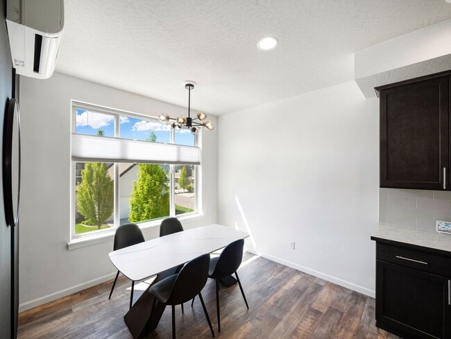 Building Photo - 2423 W Bridge Ave