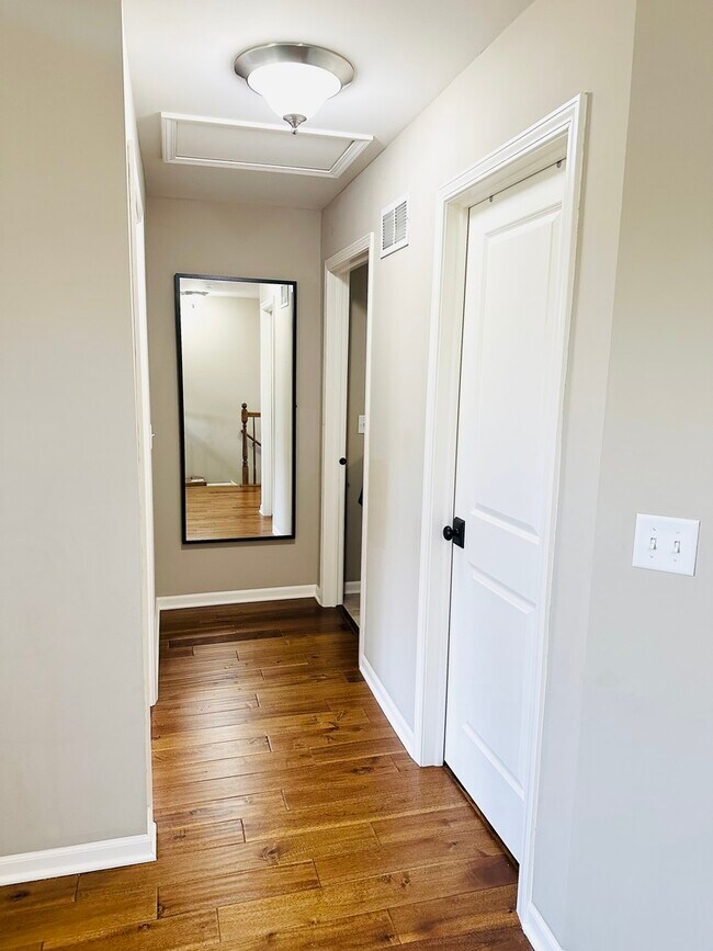 Building Photo - 881 Lewisburg Ln