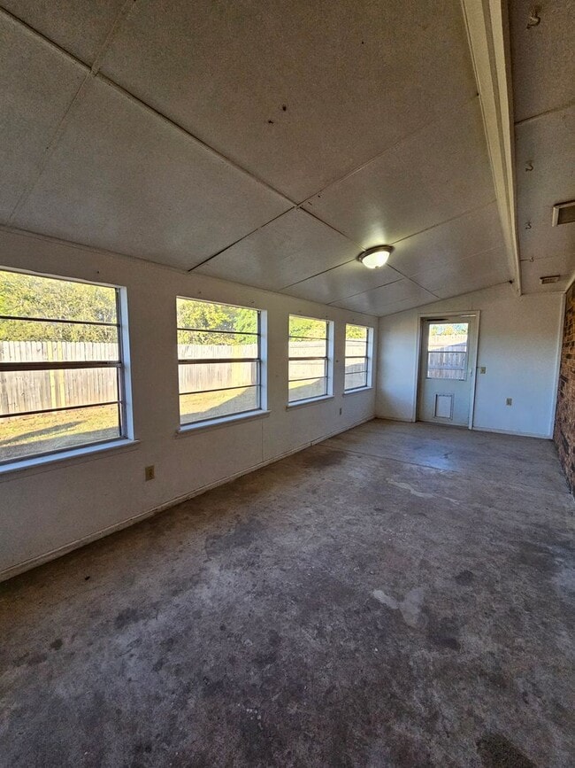 Building Photo - (3)Bed/(2) Bath with Shelter Avail NOW! Pet Negotiable.