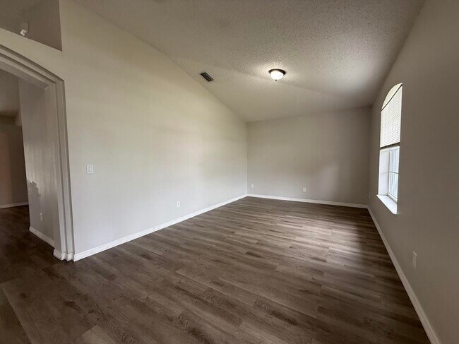 Building Photo - 548 SW Undallo Rd