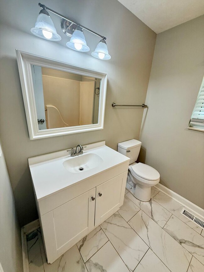 Building Photo - 3 Bedroom 2.5 Bath House + Garage + Fenced...