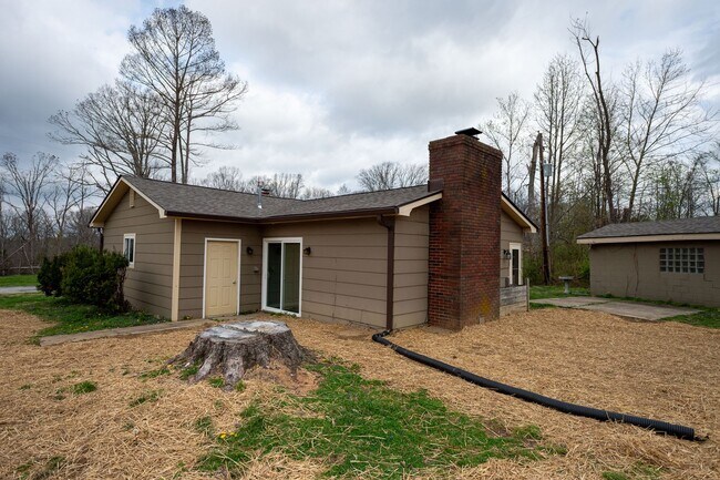 Building Photo - Lovely 3 Bed / 2 Bath in Private Setting--AVAILABLE NOW!!!