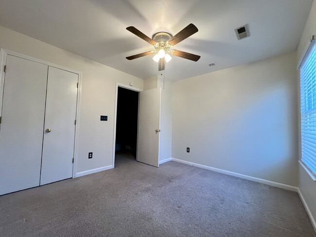 Building Photo - Spacious 2-3 Bdrm Townhouse with 2 Full an...