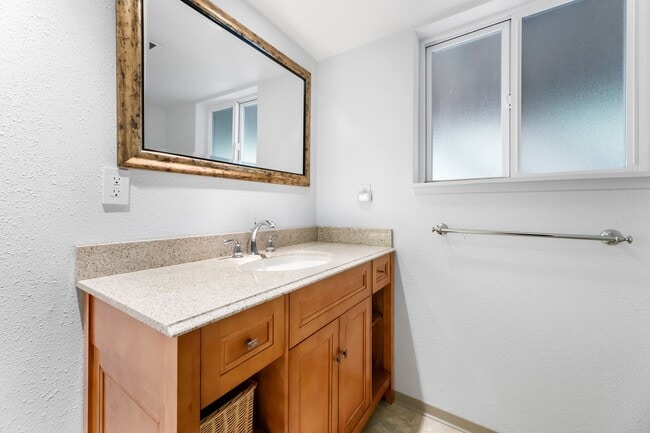 Building Photo - Steilacoom Split Entry