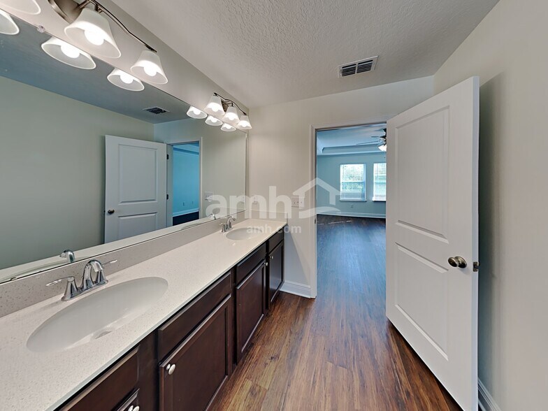 Building Photo - 20585 Calla Lily Dr