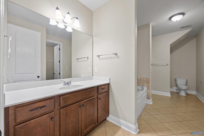 Building Photo - 120 Park Square Ln