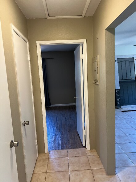 Building Photo - 2134 Valley View Blvd