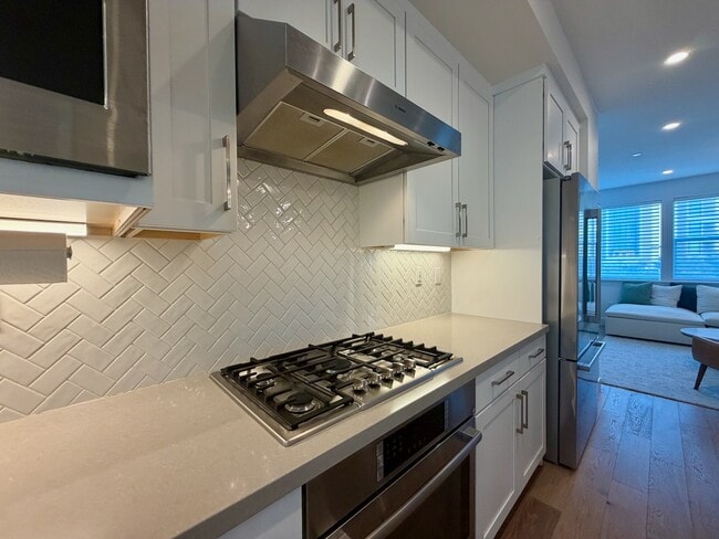 Building Photo - 561 Pilgrim Dr