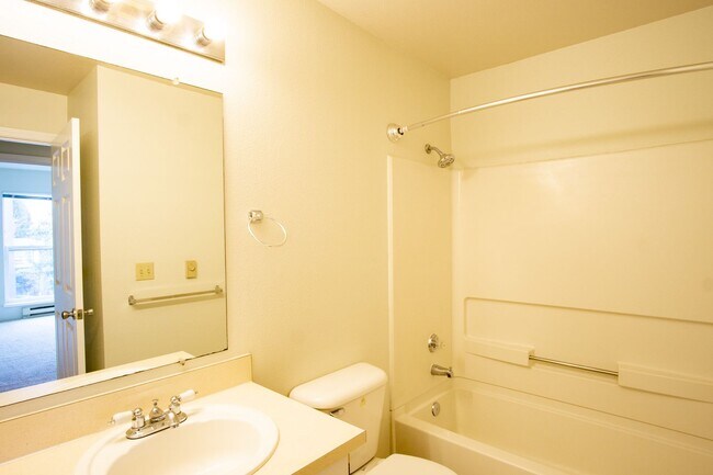 Building Photo - Lair Hill: Great 2 Bed 2 Bath with DW, W/D...