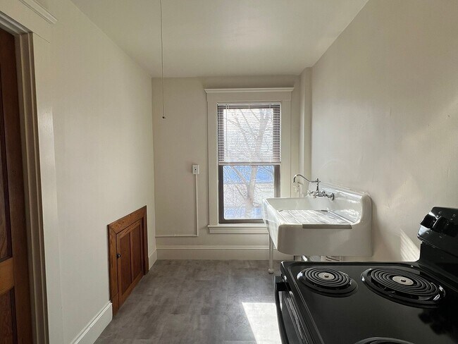 Building Photo - 248 N Main St