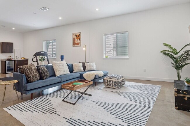 Building Photo - Spacious 5-Bed / 4-Bath home in LoHi for rent