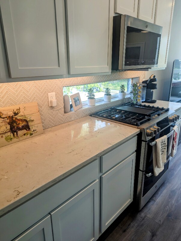 Building Photo - 957 W 12th Ave