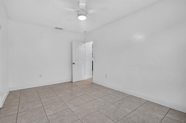 Building Photo - 2707 Bahama Dr