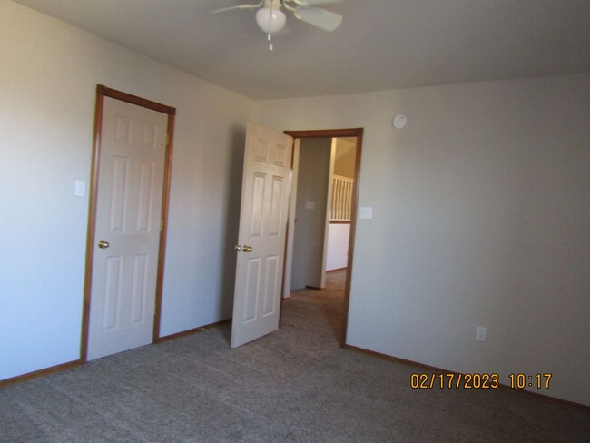 Building Photo - Crown Pointe Area!! PETS ARE NEGOTIABLE WI...