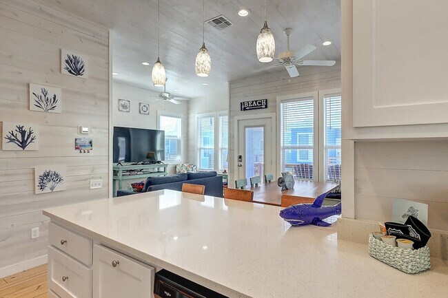 Building Photo - 527 Sand Burr Ln