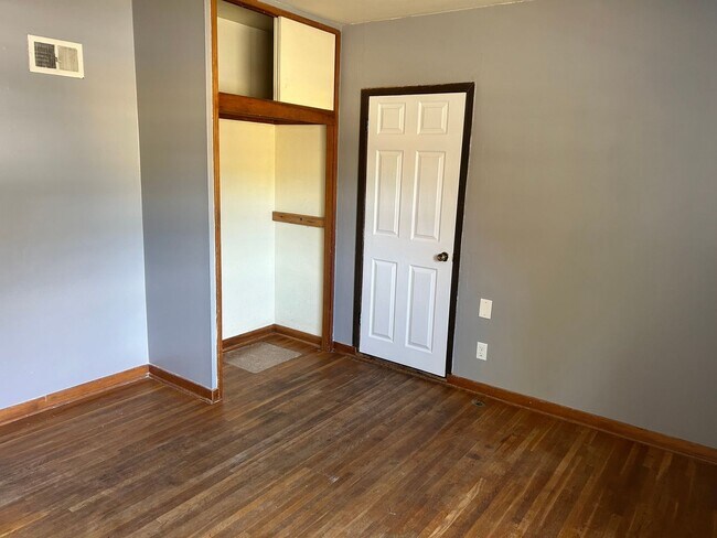 Building Photo - Quaint & Cozy Home
