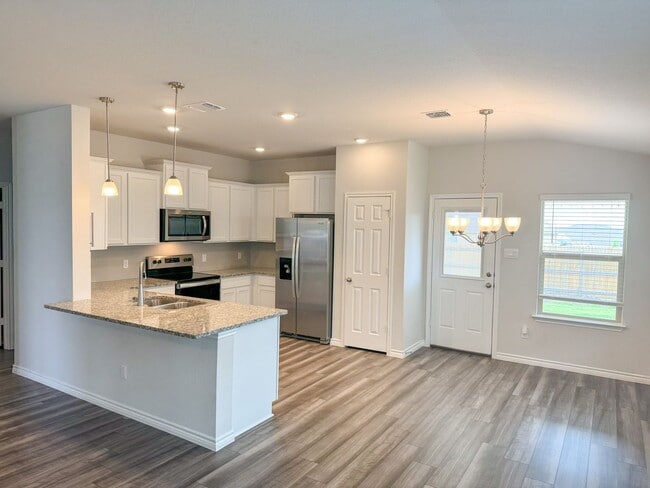 Building Photo - Available NOW This charming 1 story, 3 bed...