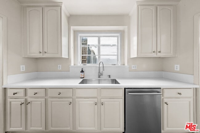 Building Photo - 2565 Canyon Dr