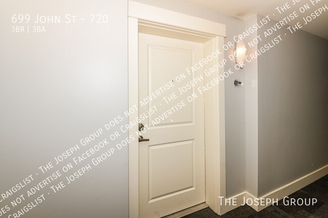 Building Photo - 699 John St