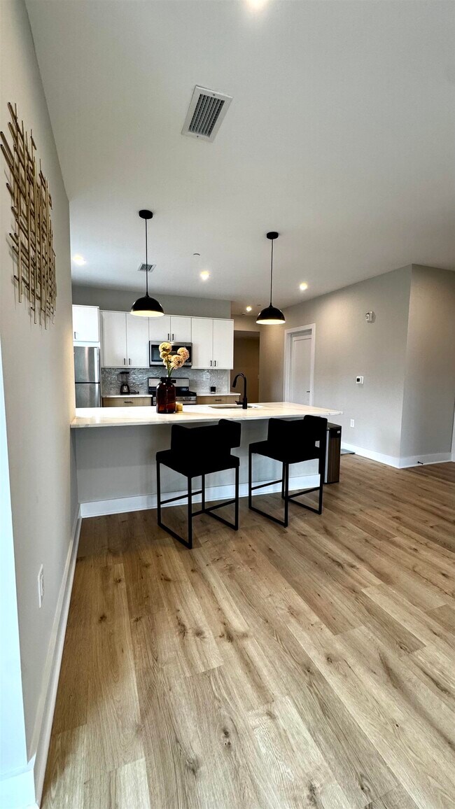 Building Photo - 203-205 Randolph Ave Unit# 101